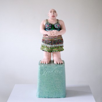 Nr. 13 Frau mit äußeren Werten 2018 Keramik Beton div. Mat. 55 x 18 x 18 cm